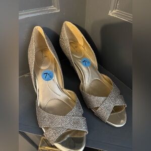 Bandolino Women's Glittering Gold/Silver Heels